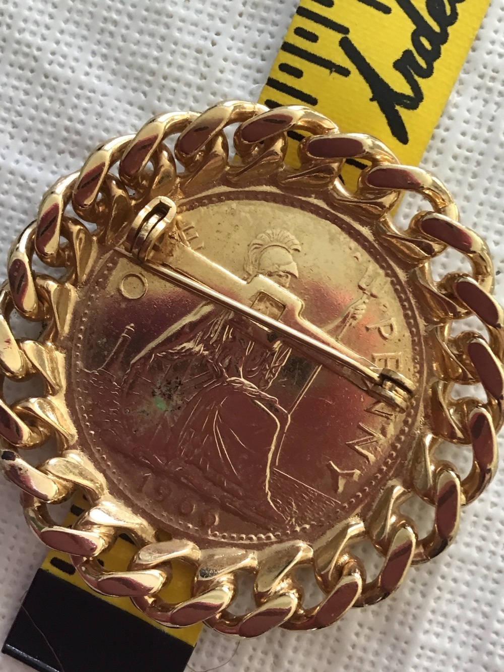 Vintage Gold Tone Coin  Pin featuring Queen Elizabeth - Picture 3 of 3